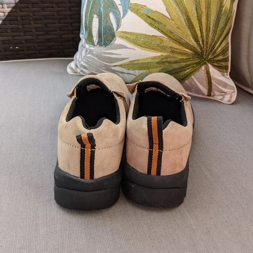 Duluth Trading Co Slip On Beige Suede‎ Leather Slip Resistant Shoes Size 9